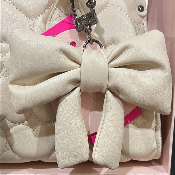 Betsey Johnson | “XO Roxie” w/ Crossbody & 2 Bag Charms (includes gift box) - Picture 6 of 12